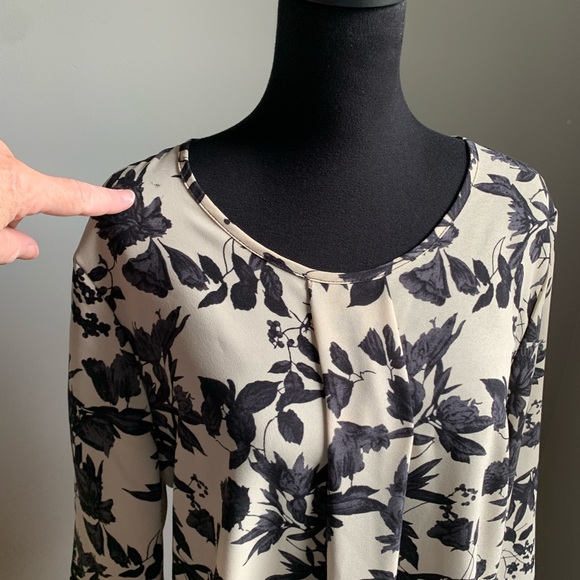 Kaileigh cream and black floral trapeze style blouse - Picture 3 of 8